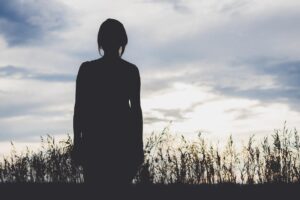 シルエットの女性